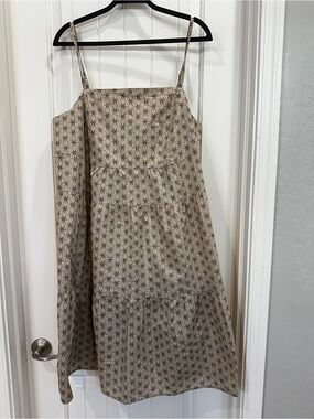 Beige Sleeveless Tiered Sundress with black Starburst Print